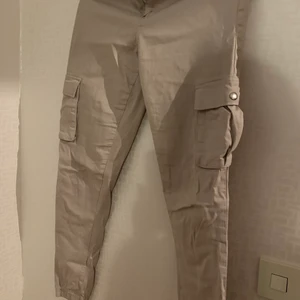 Cargopants - Beige. Bra passform. Mkt fin skick 