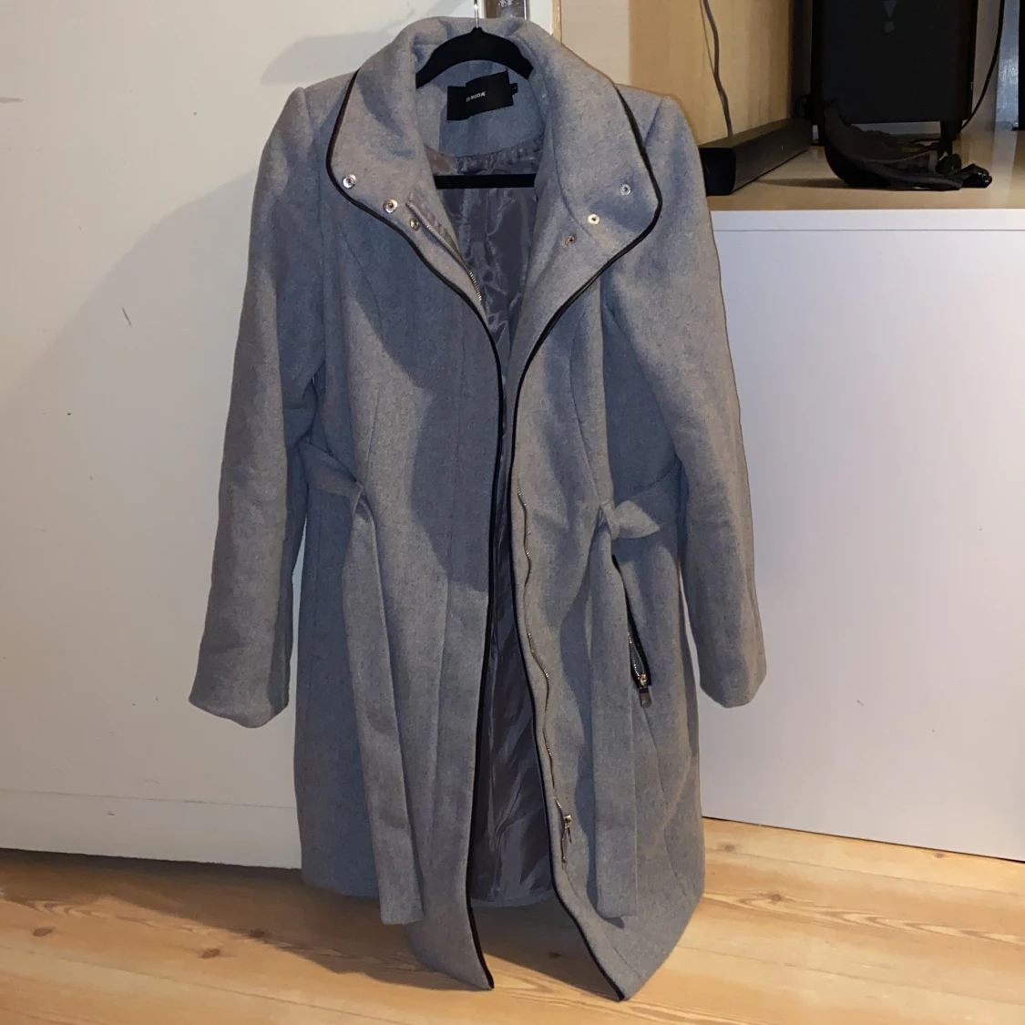 Varm kappa i grått med svarta detaljer  - 90