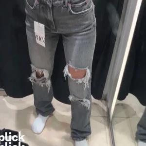 Gråa jeans med slitningar - Säljer dessa sjukt snygga grå jeans från zara!💕💕 Mycket bra skick och är använda högst 5 gånger. Säljer då de blivit för små. Lånad bild men skickar såklart på mina om det önskas💕💕buda! (Budet ligger just nu på 400kr INTE 600kr så buda från 400!)