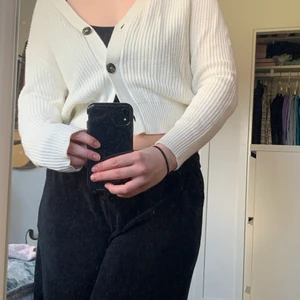 Vit Button-up Stl. M från Lager 157 - En grädd-vit somrig och härlig button-up kofta med tjusiga knappar. Super bekväm kofta som är perfekt att ha på sommarkvällarna. Sitter perfekt och är i storlek M. Den är i superbra skick då den är i princip oanvänd!🥰