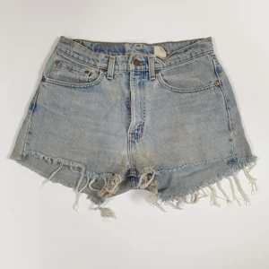 Avklippta Levi's shorts - Sjukt bra kvalitet på dessa shorts(made in USA). Bekväma, de har blivit snyggt slitna med åren men är tyvärr något för små för mig. 