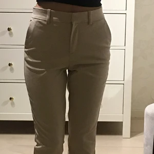 Kostymbyxor  - Beige kostymbyxor. Oanvända, jättebra skick. 200kr +frakt 