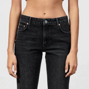 Lågmidjade Zara-jeans - Svarta/gråa supersnygga jeans med lite lägre midja. Är full length modell. Slutsålda på zara!! Köparen betalar frakten! Skickar gärna fler bilder, bara o skriva!
