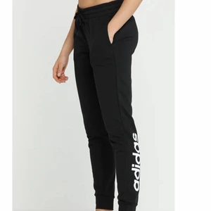 Adidas Joggers - Adidas mjukisbyxor, som inte säljs längre (därför lite skillnad på hemsidan och egen bild), som tyvärr har blivit för små. Dem är i storlek 164 men jag skulle säga att dem passar xs eller lite tajtare s. Jag själv är 173 cm lång och har numera vanligtvis m i byxor. Därför är dem lite för tajta och korta för min smak. Snålt använda så dem är i bra skick! ✨