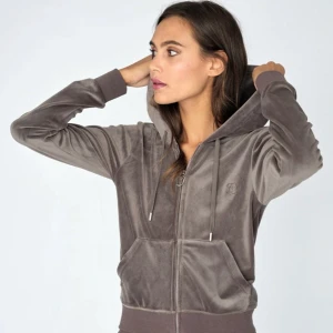 Juicy courture kofta mörkgrå  - Säljer denna helt oanvända mörk gråa juicy courture koftan köpt på Raglady By Tara, för 600 kr, med prislappen kvar. Säljer för originalpris i storlek xs. Säljer denna koftan då den är för liten och hann inte lämna tillbaka i tid. 