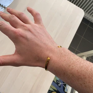 All Blues Triangle Bracelet - Äldre modell av All Blues triangle bracelet doppat i 18 karats guld. Nypris 3000kr. Den är för liten för mig numera, passar lite smalare handleder. Pris kan diskuteras 