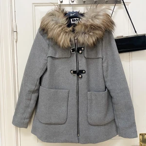 Grå kappa Dennis Maglic - Superfin grå kappa från märket Dennis Maglic. Har en stor fin päls och söta detaljer! Är lite nopprig men annars inga andra defekter. Nypris 1799kr🤎