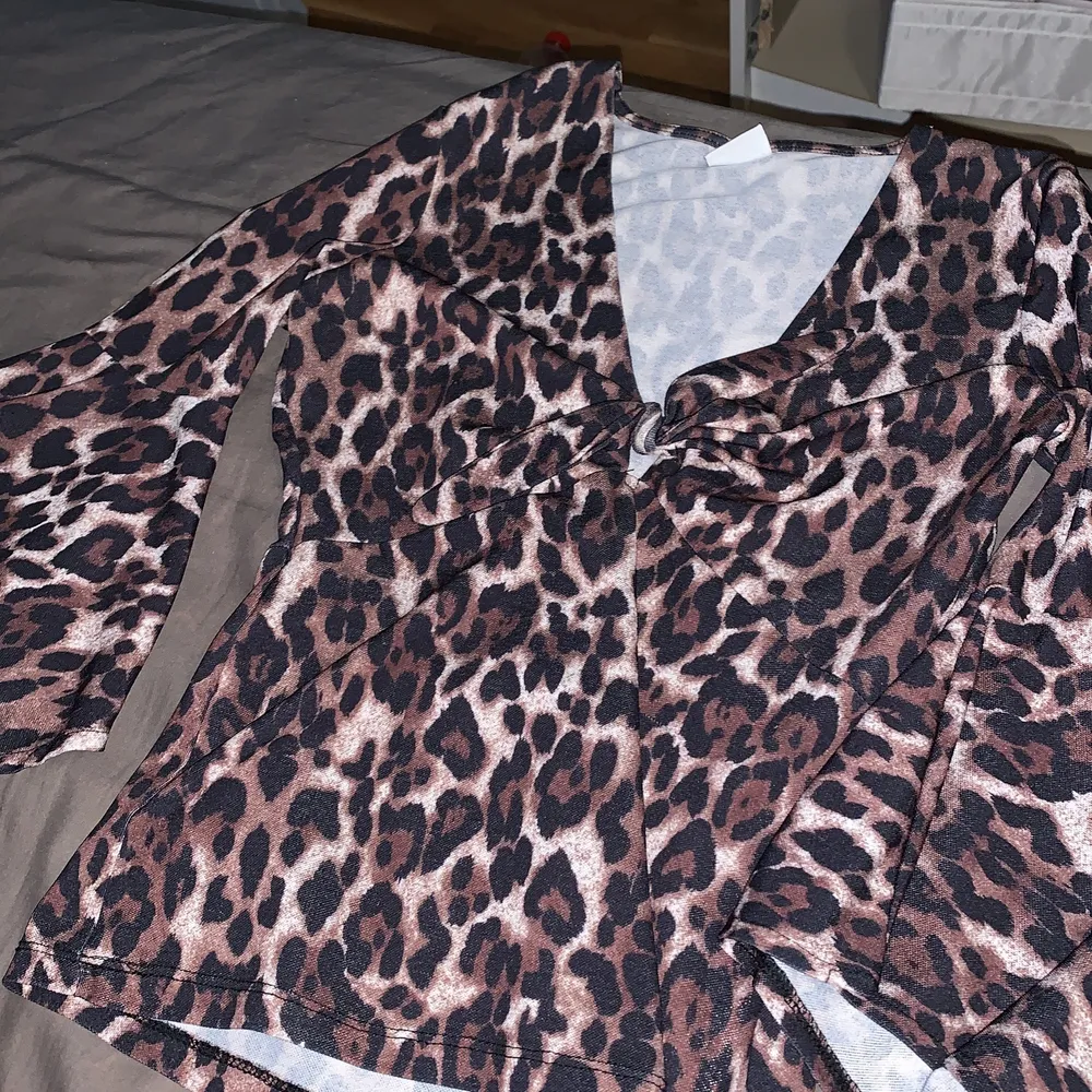 Väldigt fin tröja, leopard mönster och sitter tajt på kroppen. Har fina detaljer vid ärmarna. Storlek xs. Toppar.