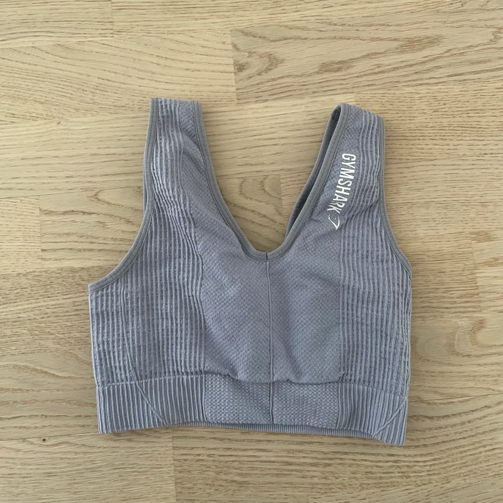 Sportbh från gymshark, knappt använd. Den är mer ljuslila/blå i verkligheten. Nypris 349kr mitt pris 200kr inkl frakt 🌸. Toppar.