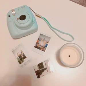 Instax mini 9 kamera - En super söt och effektivt ljus blå instax mini 9 kamera. Den sparar alla ögonblick från glada till super glada som ett papper så att den alltid kan minnas. Kameran är i helt nyskick eftersom jag inte har använt den mycket alls. Dessutom ingår det också en väska till kameran och 3 paketer av papper för att kameran ska kunna göra bilder. Skriv om ni har fler frågor eller om ni vill få fler bilder. Ops! Köparen står för frakten😊