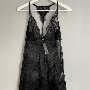 Underkläder-klänning - Super fin spets klänning från Doutzens kollektion för hunkemöller 🖤 helt ny och oanvänd, lappen sitter kvar. Strl S - nypris 409kr