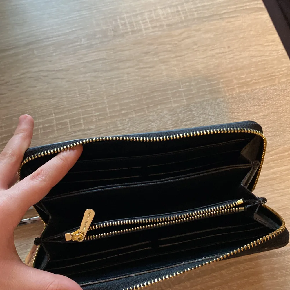 Säljer min mk plånbok som inte används mer 💕. Väskor.