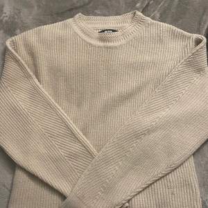 Säljer min jättefina stickade tröja. Köptes på bikbok förra året. Den har knappt används. Det finns inga skador på den så alltså är den i fint skick. Säljs för 100kr!💗 köparen står för frakt 
