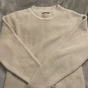 Säljer min jättefina stickade tröja. Köptes på bikbok förra året. Den har knappt används. Det finns inga skador på den så alltså är den i fint skick. Säljs för 100kr!💗 köparen står för frakt 