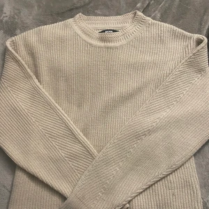 Stickad tröja  - Säljer min jättefina stickade tröja. Köptes på bikbok förra året. Den har knappt används. Det finns inga skador på den så alltså är den i fint skick. Säljs för 100kr!💗 köparen står för frakt 