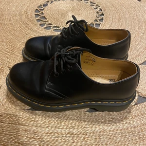 Dr. Martens  - Låg dr martens i bra skick. Lite creasade men inte superfarligt. Storlek 38 men de är stora och passar snarare en 39, kanske till och med 39 1/2. Går ju alltid att ha tjocka strumpor om man är en 38:a.