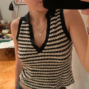 Strandivarus stickat linne - Super fin stickad linne från Steandkvarus köpt i sommras. Super fin och passar till alting. Köpt i storlek S