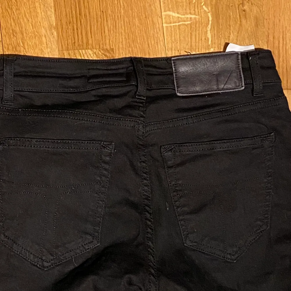 Ett par svarta jeans med lite bootcut! Tyvärr lite för små för mig men de är strl 28/30 men skulle säga att de passar som strl 35/36! . Jeans & Byxor.
