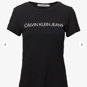 calvin klein t-shirt  - en basic calvin klein t-shirt, i storlek xs, använd några enstaka gånger , har spruckit väldigt lite i texten men verkligen inget man ser, fint skick,  köpt för 350kr men säljer för 250kr 🖤 köparen står för frakten 