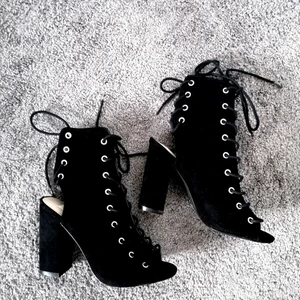 Skitsnygga klackar ifrån nelly - Klackar i lagom höjd med snörning fram och bak. Mockalilnande material. Endast använda en gång. Säljer då jag inte får tillfälle att använda dem. Storlek 37 men passar även 38.