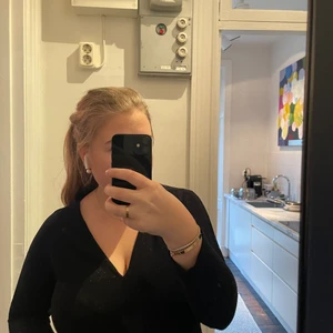 Festtopp mango svart glitter  - Festtopp glitter svart storlek M. Tar emot bud. Kan mötas upp i Sthlm eller skicka 