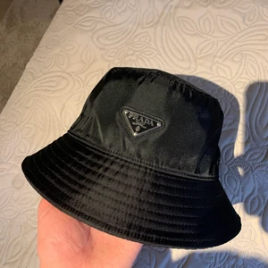 PRADA Fiskehatt - Säljer en Prada fiskehatt. Bra skick, aldrig använt!