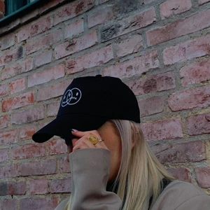 Svart keps med egendesignat tryck, unisx - Svart keps med egendesignat tryck, som uppmärksammar psykisk ohälsa. Var med och bidra till ett bättre psykiskt samhälle!Varje keps räknas!