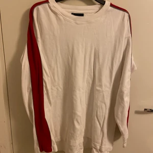 Sweatshirt  - Säljer denna tröjan på grund av att den inte kommer till användning. Endast använt den 1 gång så den är i bra skick🥰