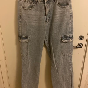 Cargobyxor  - Säljer dessa jättefina byxor då de tyvärr är för små (därav helt oanvända). De är en storlek L men skulle säga att de även passar en M för en mer baggy look🥰