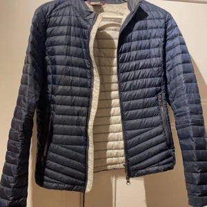 Colmar jacka - Blå colmar jacka. Storlek 174 cm, passar en xs. Bra skick.