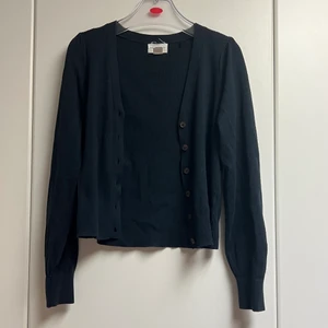 Marinblå cardigan - Marinblå topp/cardigan från Lindex (Holly&White) 💙 Finstickad och stretchig. Liten puffärm 😊 Använd ☺️