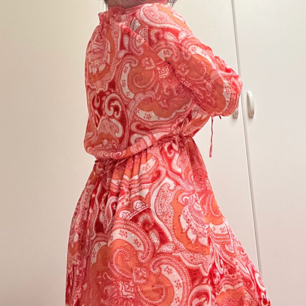 Klänning med orange-rött paisley mönster från Lindex (Holly & White) 🍊🍎 Har snören som knyts runt modjan och vid kragen. Aldrig använd 😊. Klänningar.