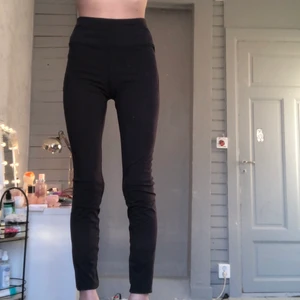 Tränings tights  - Träning tights från H&M i storlek S. Nypris 249 säljer för 100. Säljer dom pågrund av att dom är för stora. 