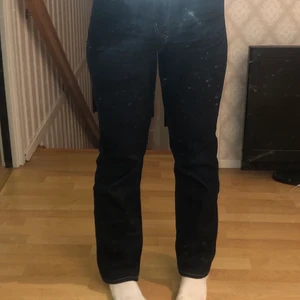 Weekday straight jeans dark wash - Byxorna är från märker weekday och är inprincip oanvända! Storleken är 30 men passar bra 36/38. Passformen är rak (straight) men går ut längst ner lite grann! Extremt fin mörk färg på de med ypperligt bra kvalité. Säljer då de inte kommer till användning! 