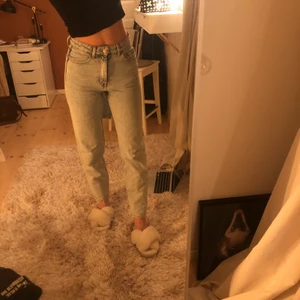 Weekday jeans - ”lash” - Säljer dessa skitsnygga weekday jeans i modellen Lash. Inte använda särskilt mycket men kommer ej till användning längre. Köpta för 500kr och är i bra skick så säljer för 250kr! Eller buda i kommentarerna❤️ Strl W26 L30, är ca 168cm