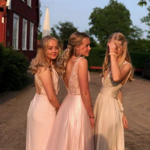 Balklänning  - Säljer min balklänning som enbart är använd vid ett tillfälle💖