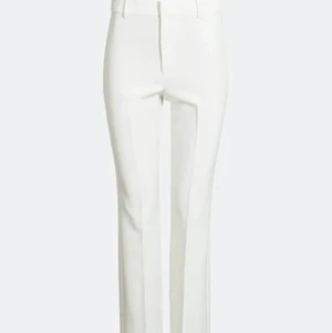 Bikbok Kostymbyxa - Säljer mina fina vita kostymbyxor från bikbok som tyvärr inte kommer till någon användning längre. De är i bra skick och har inte deffekter! OBS bilderna är lånade, skriv privat för fler bilder!❤️