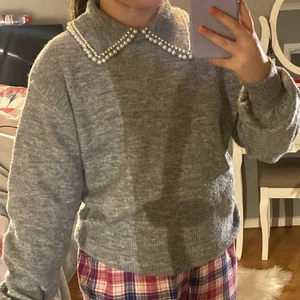 Här är en fin grå tröja från H&M. - Plagget är i stl xs, har används tre gånger. 120kr + frakt, finns även samma modell fast i beige.
