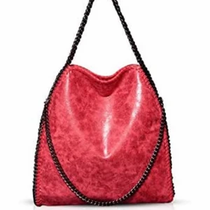 Röd stella mcCartney liknande väska  - Köpt från Amazon för 360 kr. Aldrig använd. Inte min stil men jätte fin väska som det får plats mycket i! 