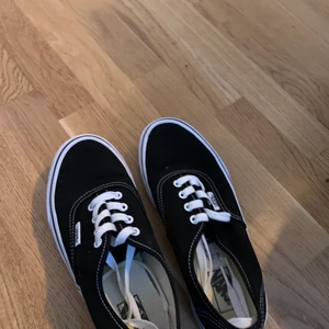 Vansskor 35 - Endast använda en gång då dom är för små för mig.
