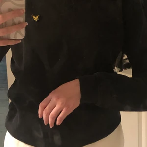 Lyle & scott sweatshirt  - Säljer min svarta lyle & scott hoodie. Andvänt några gånger, I bra skick. Är bra i storleken och är inte oversized. Kan mötas eller postas.💕