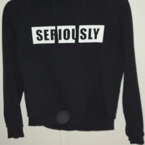 Hoodie - Detta är en hoodie ifrån gina i storlek XS men passar även en S och en M. Den är aldrig använd inga fläckar eller skador på hoodien utan är som ny. Jag köpte denna för 70 kr nu får ni denna för 50 kr 