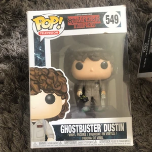 Ghostbuster Dustin  - Pop funko Dustin från stranger things i ghostbuster kostym. 