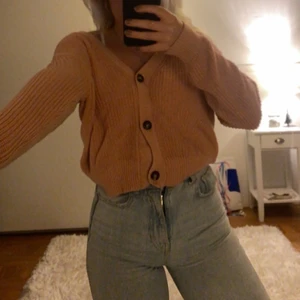 KOFTA  - Kofta från Lager 157 som är som nyskick 🌸 det är storlek M men sitter som en XS/S🤍 men koftan passar till det mesta. Men jag köpte den för 150kr men säljer för 50kr + frakt 