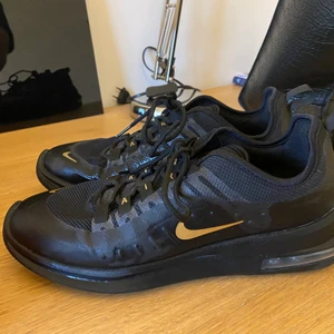 Nike airmax skor - Köpta för ett tag sedan på inter sport men har tyvärr inte kommit till användning, väldigt bekväma och i bra skick. 180kr, strl 39. Man kan få alla tre skor i min profil för 550kr!!