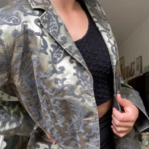 Blazer - Säljer denna coola oversized, mönstrade, skimrande blazer som kan användas både till vardags och vid mer uppklädda tillfällen. Materialet är lätt och luftigt och den fungerar bra som sommar/höst-jacka.🌞🌺