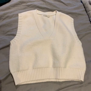 Stickad väst från Gina Tricot i S - Helt sjukt snygg stickad väst från Gina Tricot i storlek s,, har aldrig använt den men råkade ta bort prislappen så kan ej returnera, köparen står för frakt💞💞