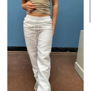 Raka linnebyxor  - Raka linnebyxor från design by Si som tyvärr var för korta för mig som är 173 cm. Tror de skulle passa någon som är 165. Dom är inte genomskinliga 