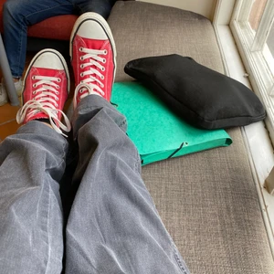 🌸 - Säljer mina fina röd/rosa converse❣️Inte lika röda i verkligheten! Helt fel storlek!! Därför dom säljes💕Vill bli av med dom så säljes hyfsat billigt!! Fint skick⚡️