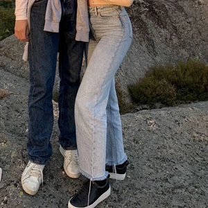 MONKI jeans - Säljer nu dessa populära monki jeans då de tyvärr blivit för små för mig, strl 25, passar mig som är 160 cm lång. Säljer för 350kr då jag knappt använt dem, köparen står för eventuell fraktkostnad :)